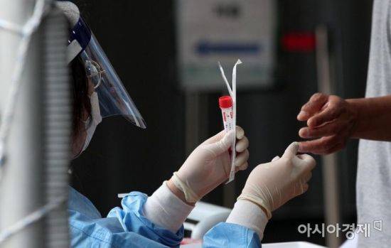 코로나19 신규 확진자 수가 1594명으로 집계된 지난 10일 서울역 임시 선별검사소에서 시민들이 검사를 받고 있다. /김현민 기자 kimhyun81@