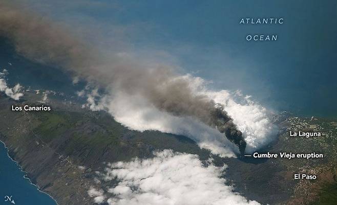지난 10일 나사가 우주정거장에서 촬영했다며 공개한 라팔마섬 사진. 화산재가 서울보다 큰 라팔마섬을 뒤덮는 모습이다. /나사