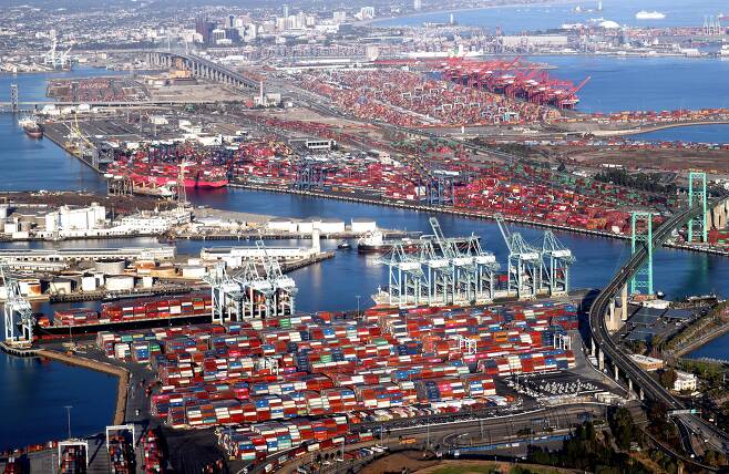 지난 9월 20일 캘리포니아주 로스앤젤레스 인근의 롱비치와 로스앤젤레스 항구에서 선적 컨테이너와 컨테이너선이 정박해 있다./AFP 연합뉴스