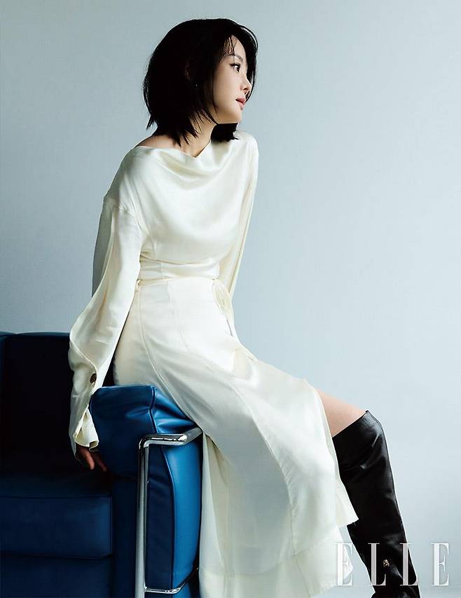 드레이핑이 우아한 실크 드레스는 Eudon Choi. 브라운 슬라우치 부츠는 Zara.
