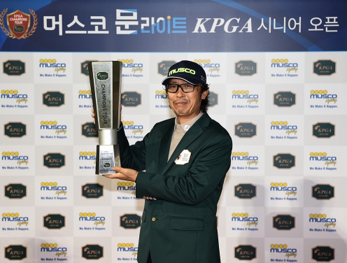 2021년 한국프로골프(KPGA) 챔피언스투어 '머스코 문라이트 KPGA 시니어오픈' 우승을 차지한 박성필 프로. 사진제공=KPGA