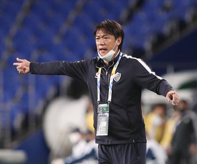 울산현대 홍명보 감독이 9월 14일 울산 문수축구경기장에서 열린 2021 아시아축구연맹 챔피언스리그(ACL) 16강 가와사키 프론탈레와의 경기에서 선수들에게 지시를 하고 있다. 연합뉴스