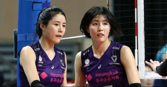 그리스리그로 진출한 이다영(왼쪽)-이재영 쌍둥이 자매는 16일 밤 인천공항을 통해 출국한다. 사잔은 지난 시즌 흥국생명 소속으로 뛸 당시 쌍둥이 자매. [사진=발리볼코리아닷컴]