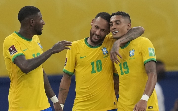 브라질 네이마르(가운데)가 우루과이와 2022 카타르 월드컵 남미예선 경기에서 골을 넣은 뒤 동료들과 함께 기뻐하고 있다. [사진=뉴시스]