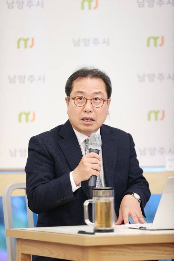 조광한 남양주시장이 다자녀 가정 전용주택인 (가칭)‘아이조아 타운’ 조성 계획을 발표하고 있다. 남양주시