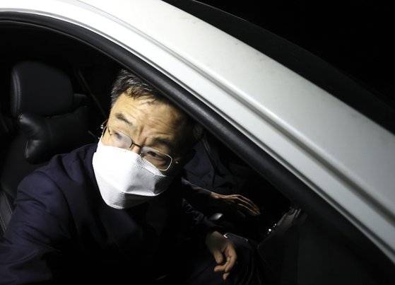 대장동 개발 로비·특혜 의혹의 핵심 인물인 화천대유자산관리 대주주 김만배 씨가 검찰이 청구한 구속영장이 기각되자 15일 경기 의왕시 서울구치소를 나서고 있다. 연합뉴스