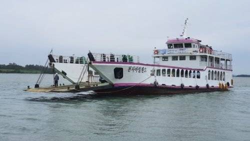 송공항에서 대기점도 선착장을 오가는 천사아일랜드호 [사진 조남대]