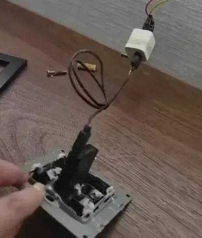 13층으로 옮긴 객실에서도 같은 콘센트에서 몰카가 발견됐다. [지무뉴스 캡쳐]