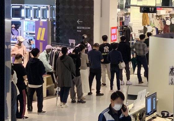 15일 유니클로 매장에서 고객들이 일본의 고가 브랜드 화이트 마운티니어링과 협업한 신상품 구매를 위해 줄 서 있다. [연합뉴스]