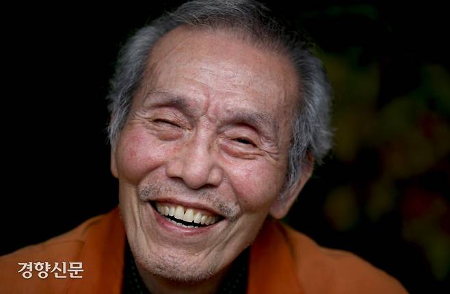 전 세계적으로 흥행 신화를 낳은 넷플릭스 오리지널 시리즈 <오징어 게임>에서 목숨을 건 서바이벌 게임 참가자 1번 오일남 역을 맡은 배우 오영수씨가 지난 13일 경향신문과 만났다. 오씨는 1968년 극단 광장에서 데뷔해 54년간 무대를 지켜온 베테랑 배우로 <오징어 게임>에서는 해맑은 미소와 폭넓은 내면 연기로 ‘선 굵은 존재감’을 드러냈다. 박민규 선임기자