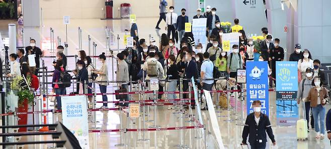 15일 오전 서울 김포공항 국내선 청사에서 승객들이 탑승수속을 밟고 있다. 연합뉴스