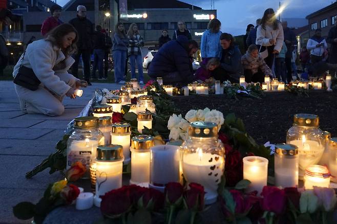 노르웨이 ‘화살 테러’ 희생자 추모 노르웨이 시민들이 14일(현지시간) 콩스베르그의 광장에서 한 남성의 화살에 숨진 희생자 5명을 추모하는 촛불을 켜고 있다. 콩스베르그 | AP연합뉴스