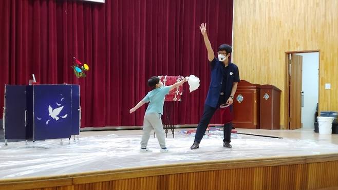 공주교동초등학교병설유치원(원장 김순호)은 ‘찾아오는 마술 및 버블 공연’을 실시했다.