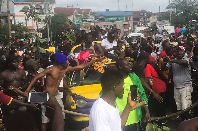 사망한 소녀 시신을 들고 정부 관청 찾아간 시위대/사진=로이터통신