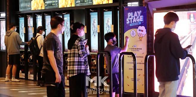 15일 오후 서울의 한 영화관에서 시민들이 영화표를 예매하고 있다. [김호영 기자]