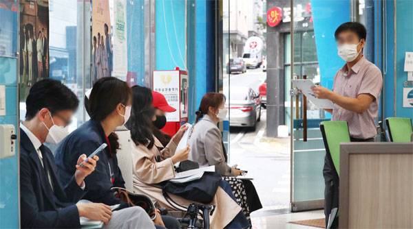 15일 오전 대전 구봉신협 도안지점에서 도안신도시 예비 입주자들이 대출 상담 차례를 기다리고 있다. 중도금 집단대출이 막힌 상황에서 이 지점이 230명분의 대출을 선착순으로 접수한다고 알려지면서 전날인 14일 새벽부터 긴 줄이 늘어섰고 금세 신청이 마감됐다.  [이충우 기자]