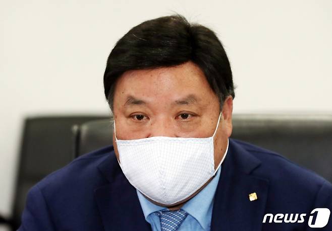 (인천=뉴스1) 사진공동취재단 = 서정진 셀트리온그룹 회장이 8일 오후 인천시 연수구 셀트리온 제2공장에서 열린 '신종 코로나바이러스 감염증(코로나19) 항체치료제 생산 현장 점검'에서 참석자들에게 인사말을 하고 있다. 2021.2.8/뉴스1