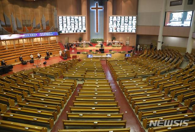 [서울=뉴시스] 고승민 기자 = 18일 서울 여의도 순복음교회에서 비대면 주일예배가 열리고 있다. 2021.07.15. kkssmm99@newsis.com