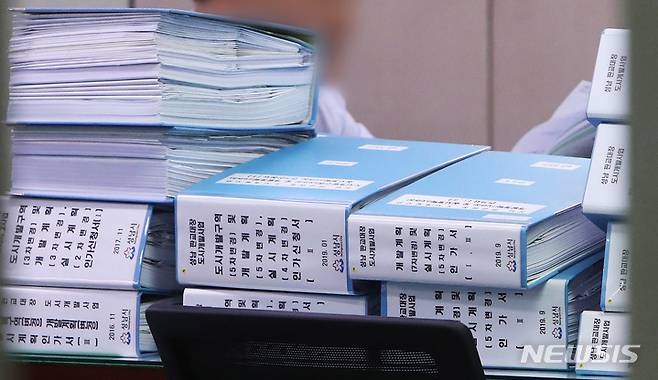[성남=뉴시스] 김종택기자 = 15일 오후 대장동 개발 로비·특혜 의혹 사건 관련 검찰 압수수색이 진행 중인 경기도 성남시청 도시계획과 사무실 책상 위에 판교대장 도시개발사업 관련 서류들이 쌓여 있다. (공동취재사진) 2021.10.15. photo@newsis.com