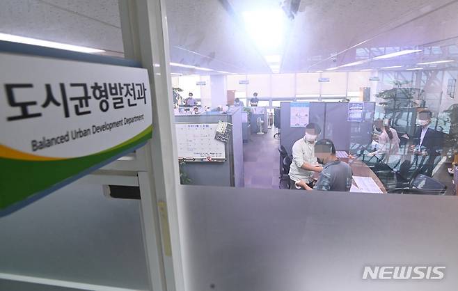 [성남=뉴시스] 김종택기자 = 대장동 개발 로비·특혜 의혹 사건을 수사중인 검찰이 15일 오전 경기도 성남시청 도시균형발전과에서 압수수색을 진행하고 있다. 2021.10.15.jtk@newsis.com