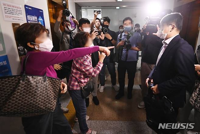 [성남=뉴시스] 김종택기자 = 15일 오후 경기도 성남시청에서 대장지구 이주자택지 보상관련 협의를 위해 화천대유 심종진 공동대표와 대장동 원주민들이 만났으나 아무런 결과없이 끝났다. 화천대유 심종진 공동대표가 회의장을 나와 엘리베이터로 이동하자 주민들이 막아서고 있다. 2021.10.15.jtk@newsis.com