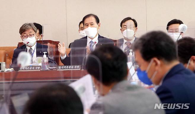 [서울=뉴시스] 전신 기자 = 김동섭 한국석유공사 사장이 15일 서울 여의도 국회에서 열린 산업통상자원중소벤처기업위원회의 한국석유공사, 한국가스공사 등에 대한 국정감사에서 의원들의 질의에 답하고 있다. (공동취재사진) 2021.10.15. photo@newsis.com