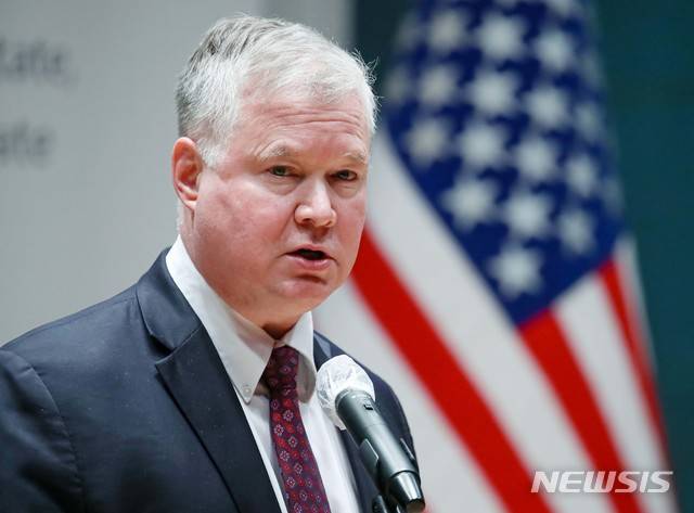 [서울=뉴시스]사진공동취재단 = 스티브 비건 전 미 국무부 부장관 겸 대북특별대표가 재직 중이던 지난 2020년 12월10일 서울 종로구 아산정책연구원에서 '미국과 한반도의 미래'를 주제로 강연하는 모습. 2021.10.15. photo@newsis.com