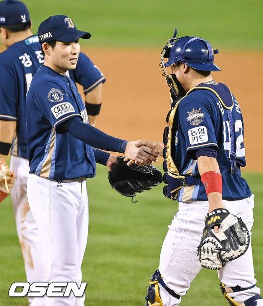 [OSEN=잠실,박준형 기자]경기종료 후 완봉승 거둔 이재학이 김태군 포수와 하이파이브를 하고 있다.  2021.10.15 / soul1014@osen.co.kr