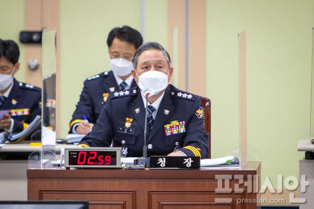 ▲ 15일 오후 부산경찰청에서 열린 국회 행정안전위원회 국정감사에서 이규문 부산경찰청장이 의원들의 질의에 답변하고 있다. ⓒ부산경찰청