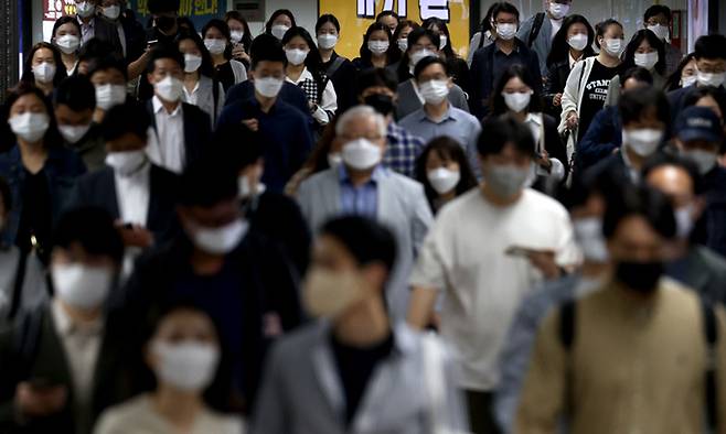 정부가 오는 18일부터 적용될 새로운 방역지침을 발표한 15일 서울 지하철 광화문역에서 직장인 등 시민들이 걸어가고 있다. 연합뉴스