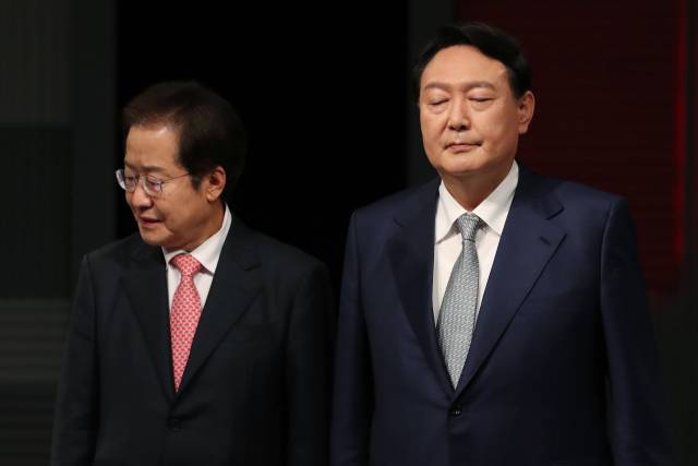 국민의힘 윤석열 (오른쪽), 홍준표 대선 경선 후보가 15일 저녁 서울 마포구 상암동 MBC 사옥에서 열린 '1대1 맞수토론'에 앞서 기념사진을 찍은 뒤 자리로 향하고 있다. /국회사진기자단