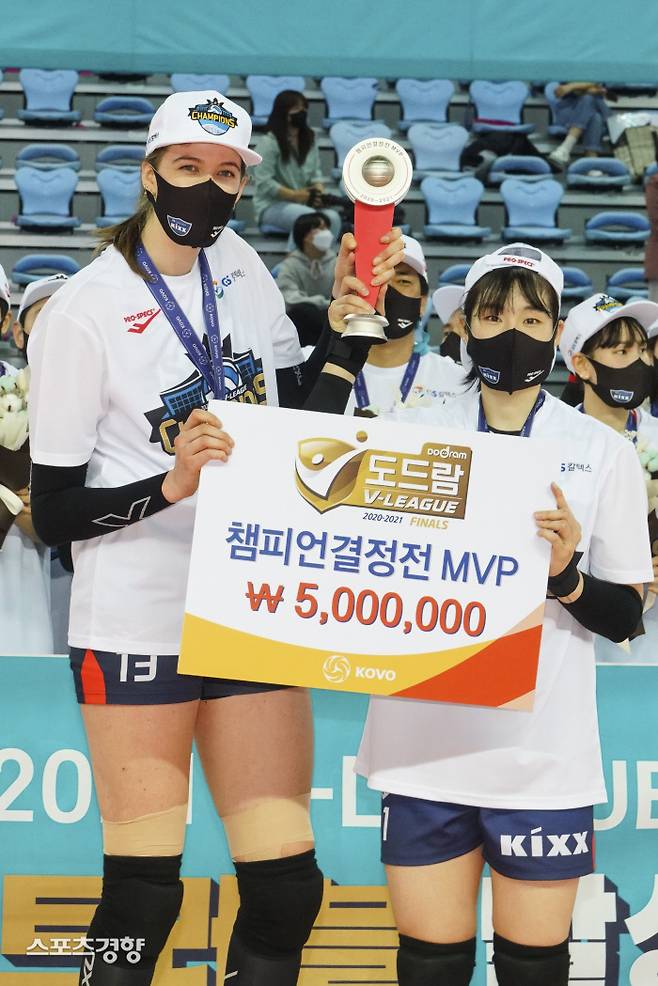 지난 시즌 챔피언결정전에서 우승한 뒤 MVP를 수상한 GS칼텍스 메레타 러츠(왼쪽)-이소영. KOVO 제공