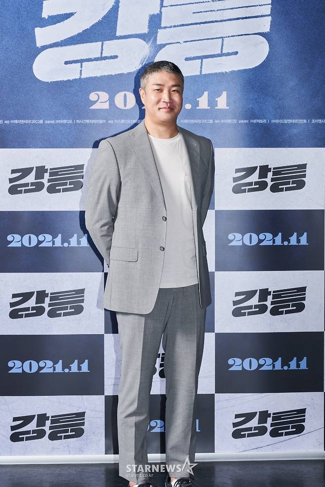 포즈 취하는 '강릉' 윤영빈 감독[★포토]