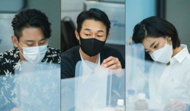 주지훈(왼쪽) 박성웅 최성은, `젠틀맨`의 주연 배우들. 사진 I 웨이브
