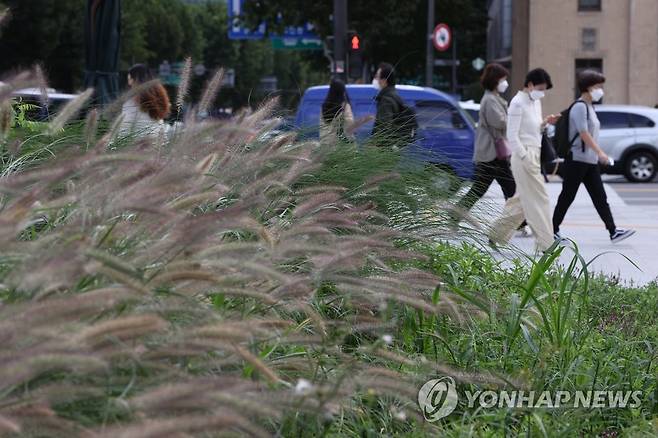 가을 쌀쌀한 날씨를 보인 지난 10월 12일 오전 서울 종로구 광화문네거리에서 긴 외투를 입은 시민들이 발걸음을 옮기고 있다. [연합뉴스 자료사진]