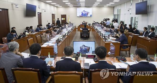 한국보건산업진흥원 등 국정감사 (서울=연합뉴스) 하사헌 기자 = 14일 국회에서 보건복지위원회의 한국보건산업진흥원, 한국건강증진개발원, 대한적십자사, 국립중앙의료원 등에 대한 국정감사가 열리고 있다. 2021.10.14 [국회사진기자단] toadboy@yna.co.kr