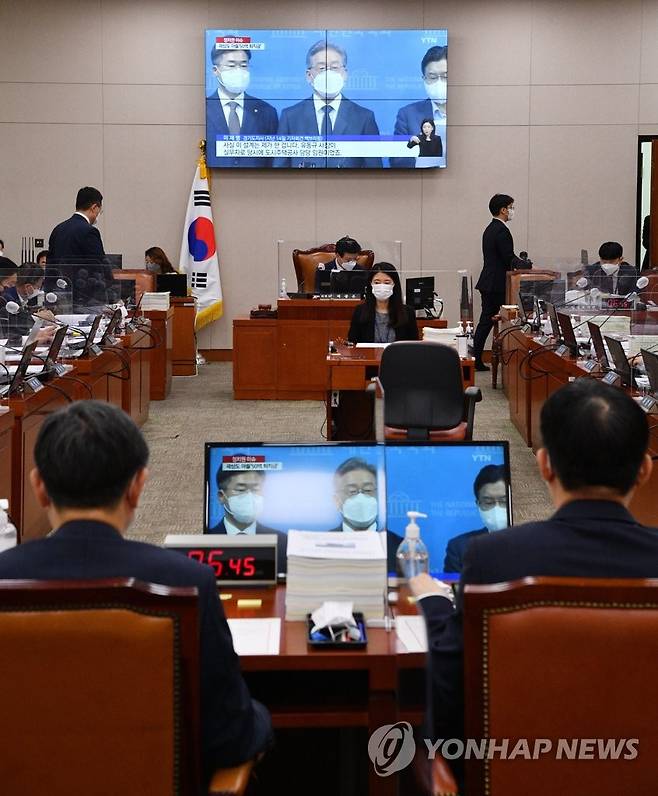 법사위 국정감사장에 등장한 민주당 이재명 대선 후보 영상 (서울=연합뉴스) 안정원 기자 = 15일 오전 서울 여의도 국회에서 열린 법제사법위원회의 서울고등법원 등에 대한 국정감사에서 더불어민주당 대선 후보인 이재명 경기도지사의 대장동 개발 사업 설계 관련 발언이 담긴 영상이 상영되고 있다. 2021.10.15 [국회사진기자단] jeong@yna.co.kr