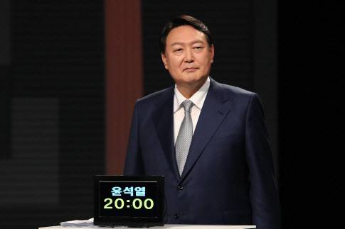 윤석열 국민의힘 대선 경선 후보가 15일 저녁 서울 마포구 상암동 MBC 사옥에서 열린 ‘1대1 맞수토론’에 참석해 토론을 준비하고 있다.(사진=국회사진취재단)