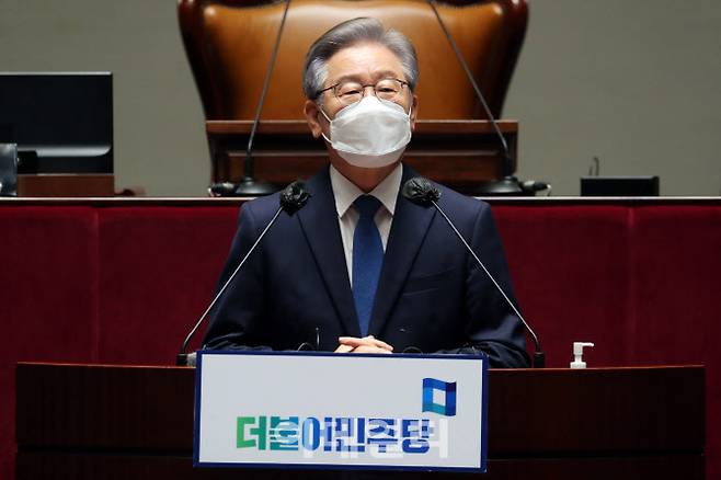 이재명 대선 후보가 15일 오전 서울 여의도 국회 예결위회의장에서 열린 더불어민주당 의원총회에서 발언하고 있다. (사진=이영훈 기자)