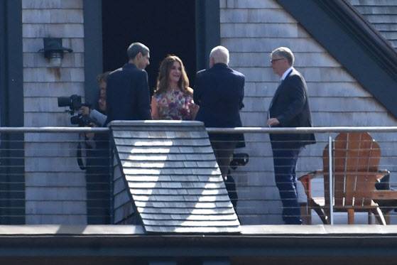 왼쪽에서 두 번째가 멜린다 프렌치, 가장 오른쪽은 빌 게이츠 (사진=뉴욕포스트)