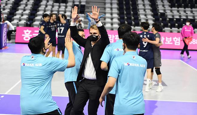 토미 틸리카이넨 대한항공 감독이 V리그 데뷔전에서 승리를 거둔 뒤 코칭스태프와 함께 하이파이브를 나누고 있다. 사진=KOVO