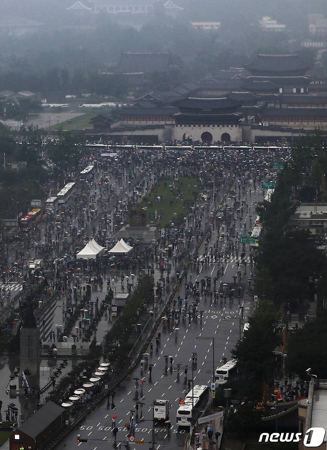 광복절인 15일 서울 종로구 광화문광장에서 자유연대 등 보수단체 회원들이 대규모 집회를 열고 행진하고 있다. 2020.8.15/뉴스1 © News1 민경석 기자