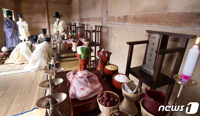 16일 열린 구미시 해평면 낙성리 김숙자(金叔滋)·김취성(金就成)·박운(朴雲)·김취문(金就文)· 고응척(高應陟) 등 5현의 위패가 봉안된 낙봉서원 추계향사에서 장세용 시장이 초헌관으로서 예를 올리고 있다. 2021.10.16/뉴스1 © News1 정우용 기자