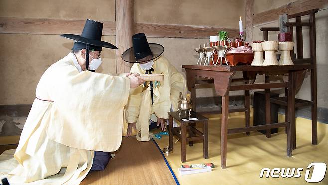 16일 열린 구미시 해평면 낙성리 김숙자(金叔滋)·김취성(金就成)·박운(朴雲)·김취문(金就文)· 고응척(高應陟) 등 5현의 위패가 봉안된 낙봉서원 추계향사에서 장세용 시장이 전폐례를 올리고 있다. 2021.10.16/뉴스1 © News1 정우용 기자