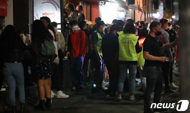 서울마포경찰서와 마포구청 관계자들이 15일 밤 서울 마포구 홍대 일대 외국인 밀집구역에서 코로나19 방역 수칙 위반(마스크 미착용, 3인 이상 집합금지, 음주소란 등)을 단속하고 있다. 2021.10.15/뉴스1 © News1 임세영 기자