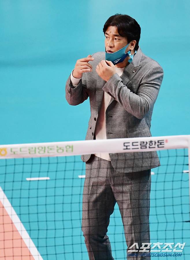 16일 서울 장충체육관에서 배구 V리그 여자부 GS칼텍스와 흥국생명의 시즌 개막 경기가 열렸다. 선수들에게 작전 지시를 내리고 있는 GS칼텍스 차상현 감독. 장충=송정헌 기자 songs@sportschosun.com/2021.10.16/