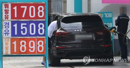 국제 유가가 급등하는 가운데 국내 주유소 휘발유가격도 7년여만에 리터당 1700원대를 넘었다. 연합뉴스