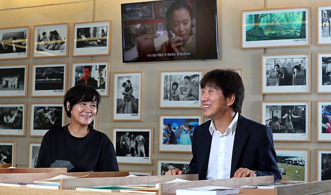 “미국 영화처럼 우리나라도 영화 산업을 대기업이 주도하다 보니까 영화는 그냥 오락이고 돈 벌기 위한 일종의 사업으로 여기죠. 따라서 창작자들이 영화를 예술로 추구하기가 힘든 환경이고, 관객들은 다양한 영화를 볼 권리를 놓치고 있고요.” 영화제작사 ‘명필름’의 심재명(왼쪽), 이은 공동대표가 지난 5일 오전 경기도 파주시 명필름아트센터에서 <한겨레>와 인터뷰하면서 활짝 웃고 있다. 파주/이정용 선임기자 lee312@hani.co.kr