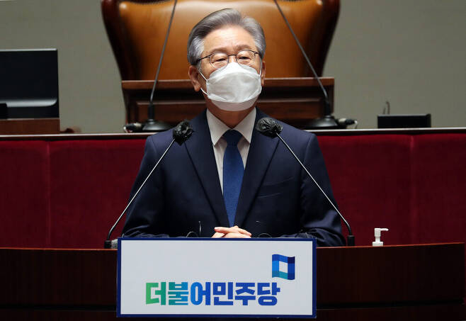 이재명 대선 후보가 15일 오전 서울 국회에서 열린 더불어민주당 의원총회에 참석해 발언하고 있다. 연합뉴스