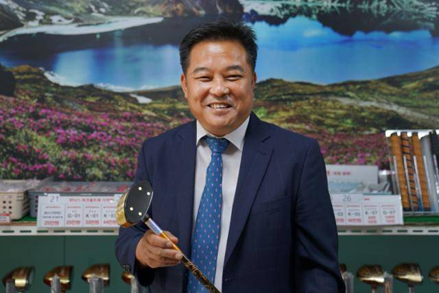 장세주 한국파크골프 피닉스 대표가 대구 달서구에 있는 한국파크골프 전시장에서 직접 만든 파그 골프 클럽을 보이며 자랑하고 있다. 강은주기자 tracy114@hankookilbo.com